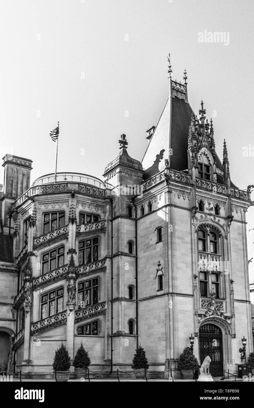 Le drapeau flotte sur la façade de la Chambre de Biltmore en après-midi, à Asheville, NC, USA Banque D'Images