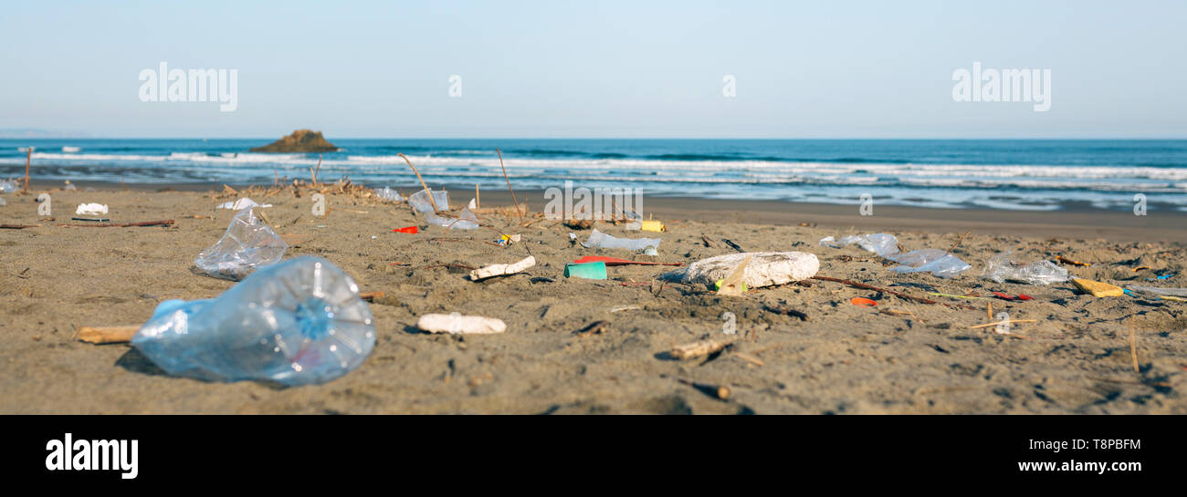 Plage sale paysage plein de déchets Banque D'Images