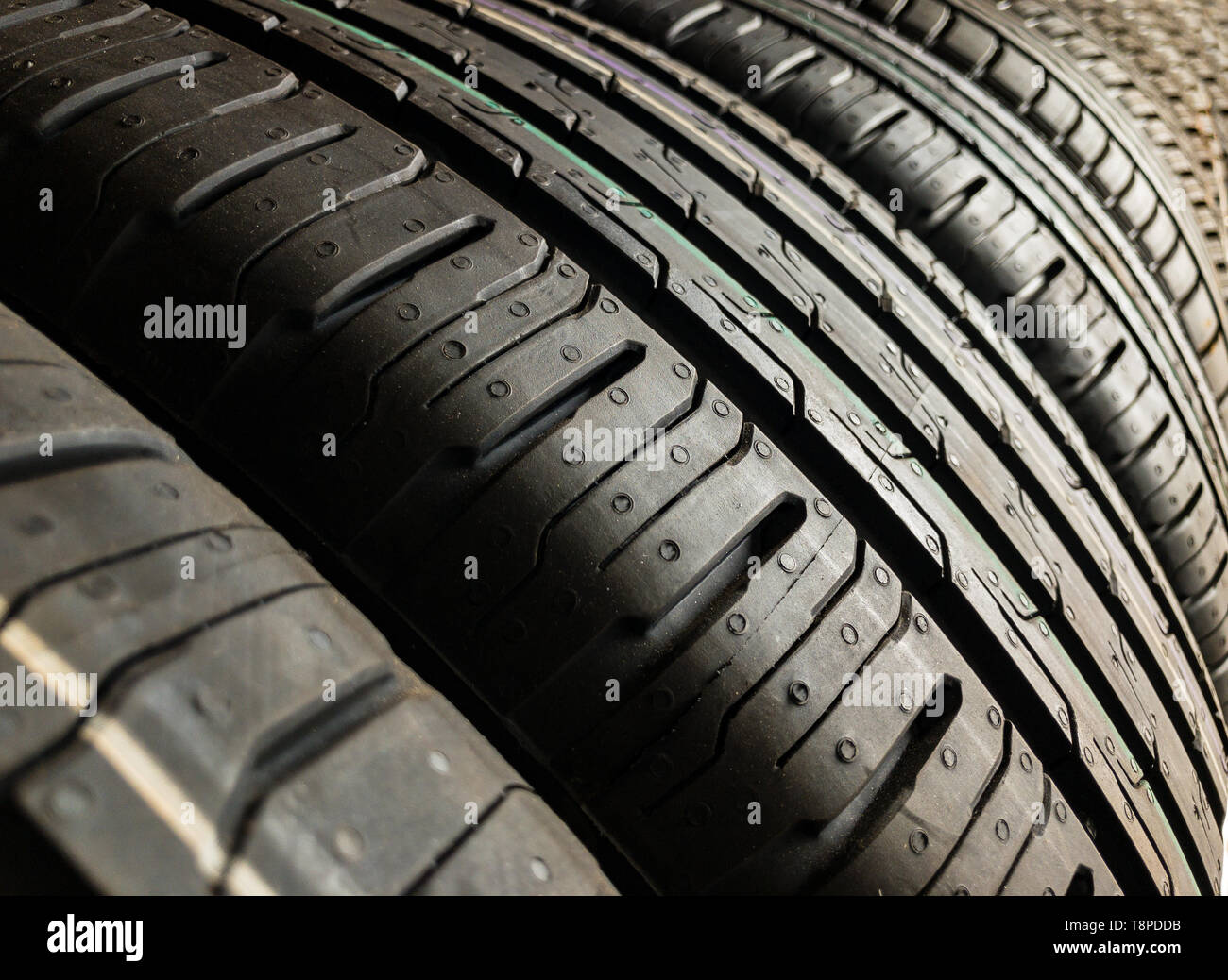 Tout nouveau pneus de voiture ou de pneus alignés dans un garage prêt à être montés sur des véhicules Banque D'Images