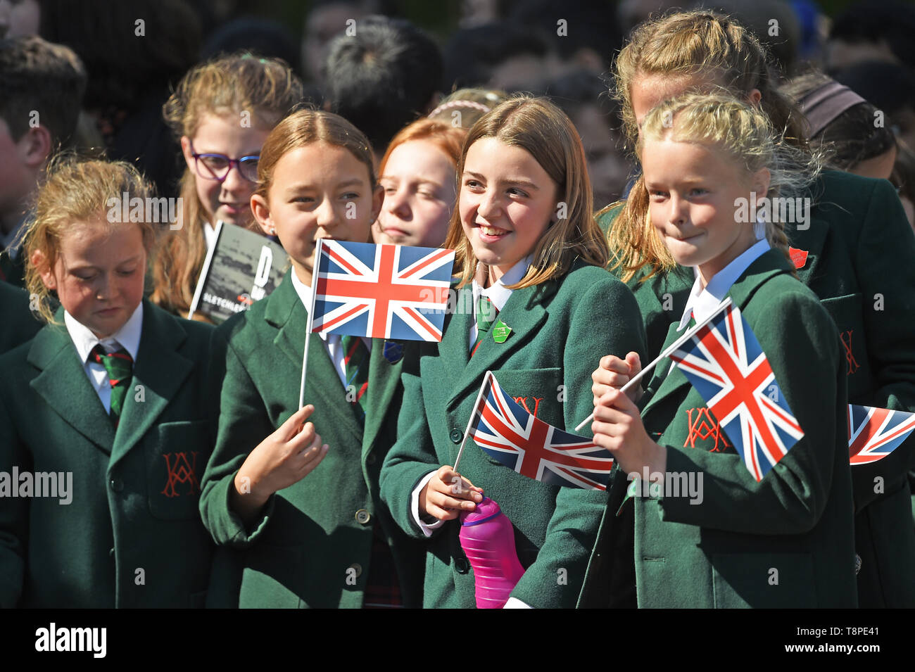 Les enfants attendent d'avoir un aperçu de la duchesse de Cambridge comme elle quitte Bletchley Park où elle affichait une exposition spéciale D-Day dans le bâtiment nouvellement restauré de téléscripteur. Banque D'Images