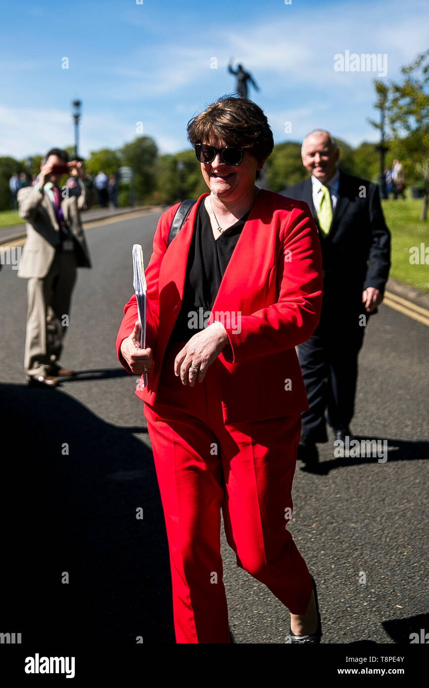 Leader DUP Arlene Foster (à droite), avant une réunion avec les responsables politiques et les dirigeants de l'église de se rencontrer et de faire le bilan de la première semaine de négociations de Stormont, à Belfast, en Irlande du Nord. Banque D'Images