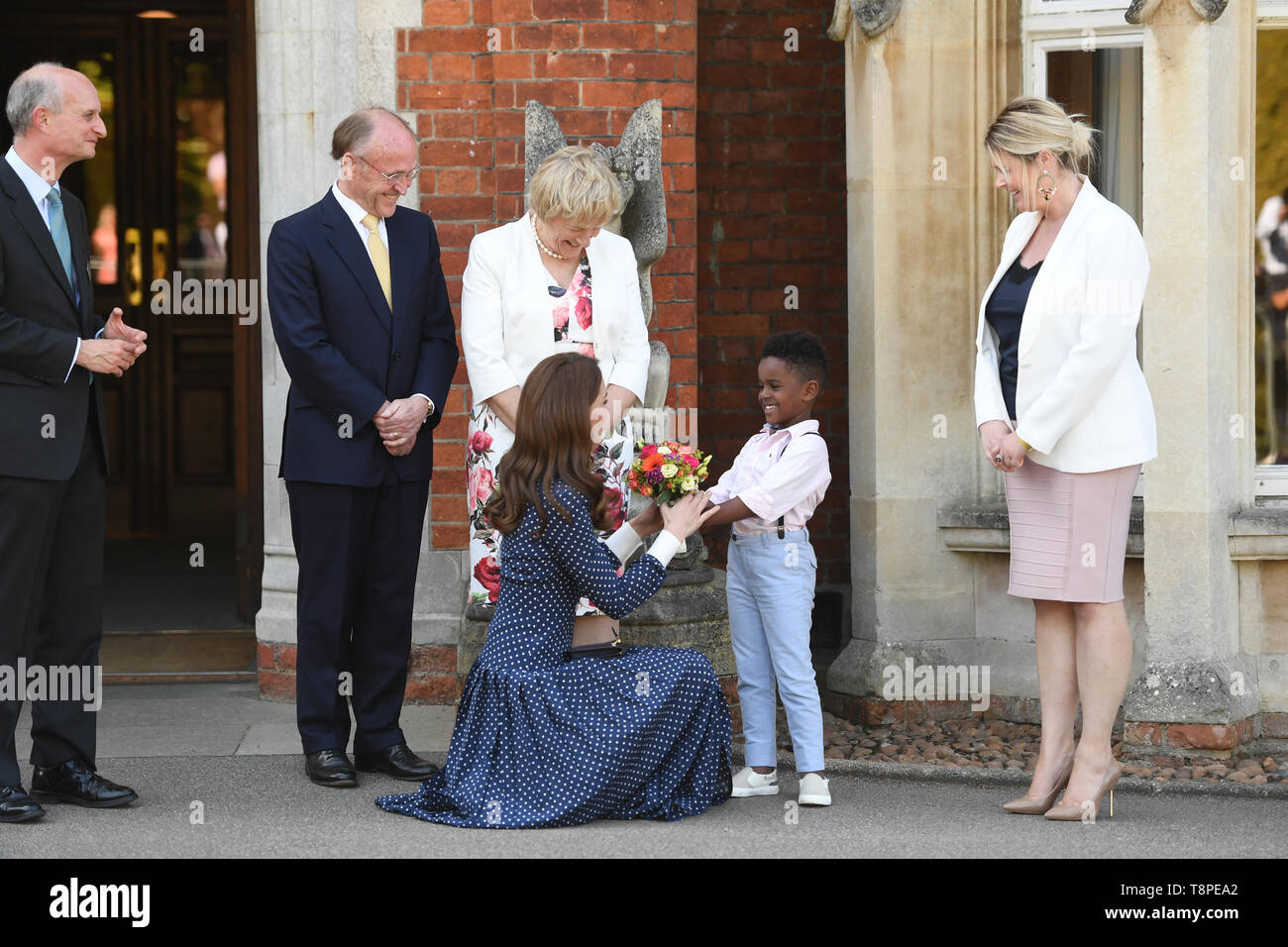 La duchesse de Cambridge est présenté avec un bouquet de fleurs à partir de la jeune Lawson Bischoff après une visite à Bletchley Park pour voir une exposition spéciale D-Day dans le bâtiment nouvellement restauré de téléscripteur. Banque D'Images