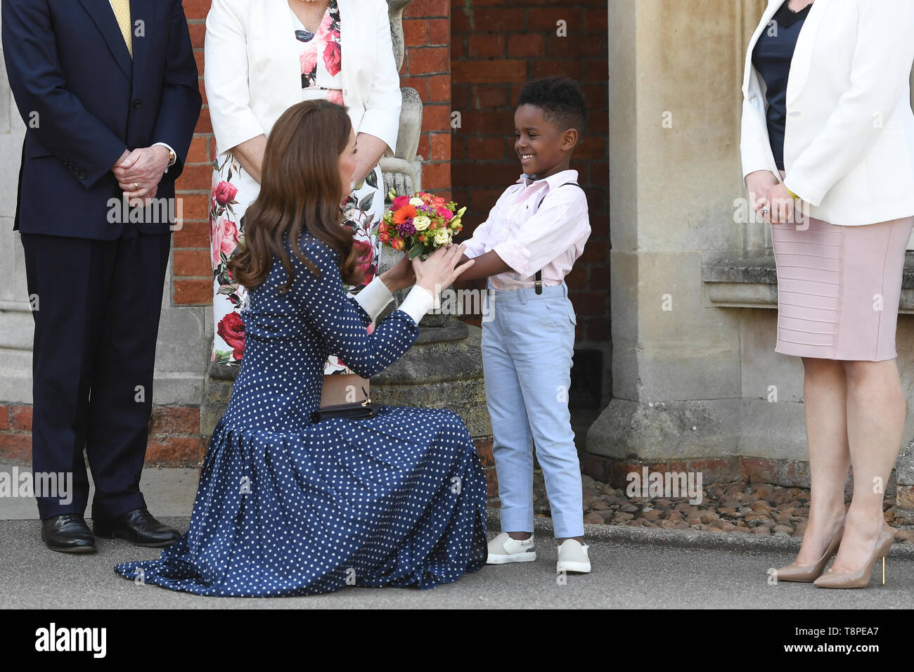 La duchesse de Cambridge est présenté avec un bouquet de fleurs à partir de la jeune Lawson Bischoff après une visite à Bletchley Park pour voir une exposition spéciale D-Day dans le bâtiment nouvellement restauré de téléscripteur. Banque D'Images
