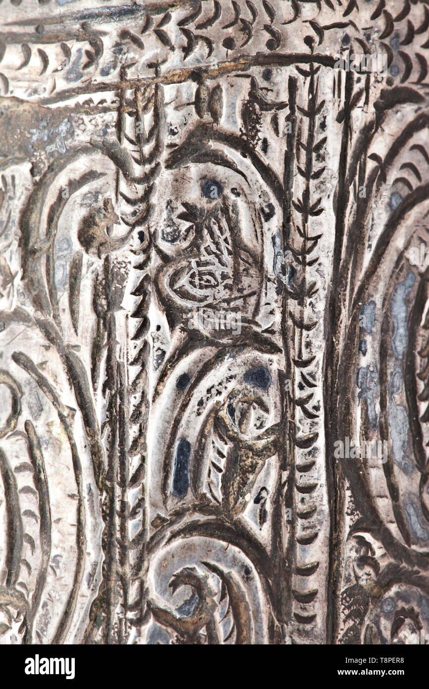 Un montage en argent yataghan crétois, 1re moitié du 19e siècle légèrement  courbé légèrement corrodés (partiellement), avec lame et de boutures de  fullers géométriques sur l'arrière ainsi qu'une marque du forgeron sur