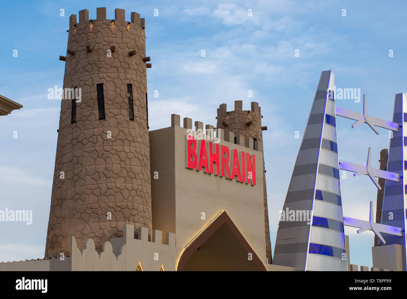 'Dubai, Dubai/UAE - 5/6/2019 : une photo de redBahrain signe avec ciel bleu exposition au marché du Village Mondial à Dubaï, Émirats arabes unis, à la fin de l'après ... Banque D'Images