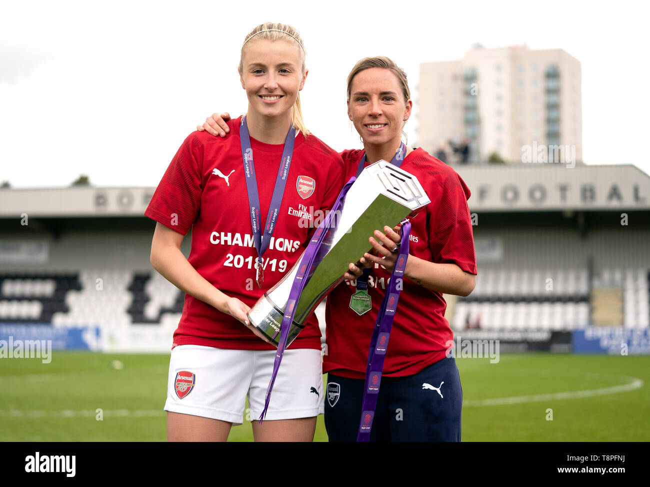 L'arsenal Leah Williamson (à gauche) et Jordan Nobbs célébrer avec la FA Women's Super League Trophy Banque D'Images