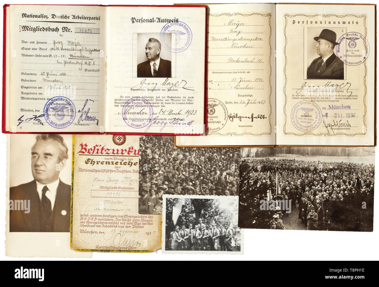 Un certificat pour l'insigne d'honneur d'or, l'adhésion au parti d'adresses et d'autres documents de la partie états Georg Mayer Le certificat de propriétaire avec de petites larmes pour les numéro de membre '10156' publié sur '23. Dezember 1933' avec 'Schwarz signature d'encre'. Les membres du parti livre aussi avec le no '10156', photo et civil signature autographiée de Hitler et de Schwarz. L'adhésion à la VSB à partir de 31 octobre 1934, trois cartes postales (fine portrait photo avec médaille d'honneur appliquée, les deux autres ceux d'une partie) de l'événement et une petite photo de groupe avec Ernst Röhm. Son Editorial-Use, seule Banque D'Images