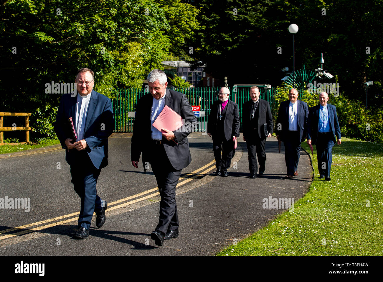 (De gauche à droite) Rev Trevor Gribben, Charles AR droite McMullen, le révérend Richard Clarke, Arch Bishop Eamon Martin Rev, Brian Anderson, et Rev William Davison, marche de Stormont Chambre pour parler avec les médias après une réunion avec les dirigeants politiques pour faire le bilan de la première semaine de négociations à Stormont. Banque D'Images