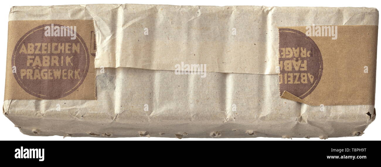 Croix du Mérite de guerre 10 1re classe par la médaille Munich bouilloire Deschler pièce soit en cas de présentation noir d'origine, toujours enroulé dans le document d'expédition d'origine avec des banderoles imprimées 'Deschler & Sohn München 9 Prägewerk Abzeichen Fabrik'. Dans un emballage fermé d'origine, état de conservation. Les cas sont d'une version avec de l'acier appuyez sur les boutons, le cas ordinaire de la "Fonds eschler' sont soi-disant "la moitié des cas, sans appuyer sur le bouton historique., historique, médaille, décoration, Médailles, décorations, d'un insigne d'honneur, d'un insigne d'honneur, les insignes d'honneur, Additional-Rights Clearance-Info,--Not-Available Banque D'Images Croix du Mérite de guerre 10 1re classe par la médaille Munich bouilloire Deschler pièce soit en cas de présentation noir d'origine, toujours enroulé dans le document d'expédition d'origine avec des banderoles imprimées 'Deschler & Sohn München 9 Prägewerk Abzeichen Fabrik'. Dans un emballage fermé d'origine, état de conservation. Les cas sont d'une version avec de l'acier appuyez sur les boutons, le cas ordinaire de la "Fonds eschler' sont soi-disant "la moitié des cas, sans appuyer sur le bouton historique., historique, médaille, décoration, Médailles, décorations, d'un insigne d'honneur, d'un insigne d'honneur, les insignes d'honneur, Additional-Rights Clearance-Info,--Not-Available Banque D'Images