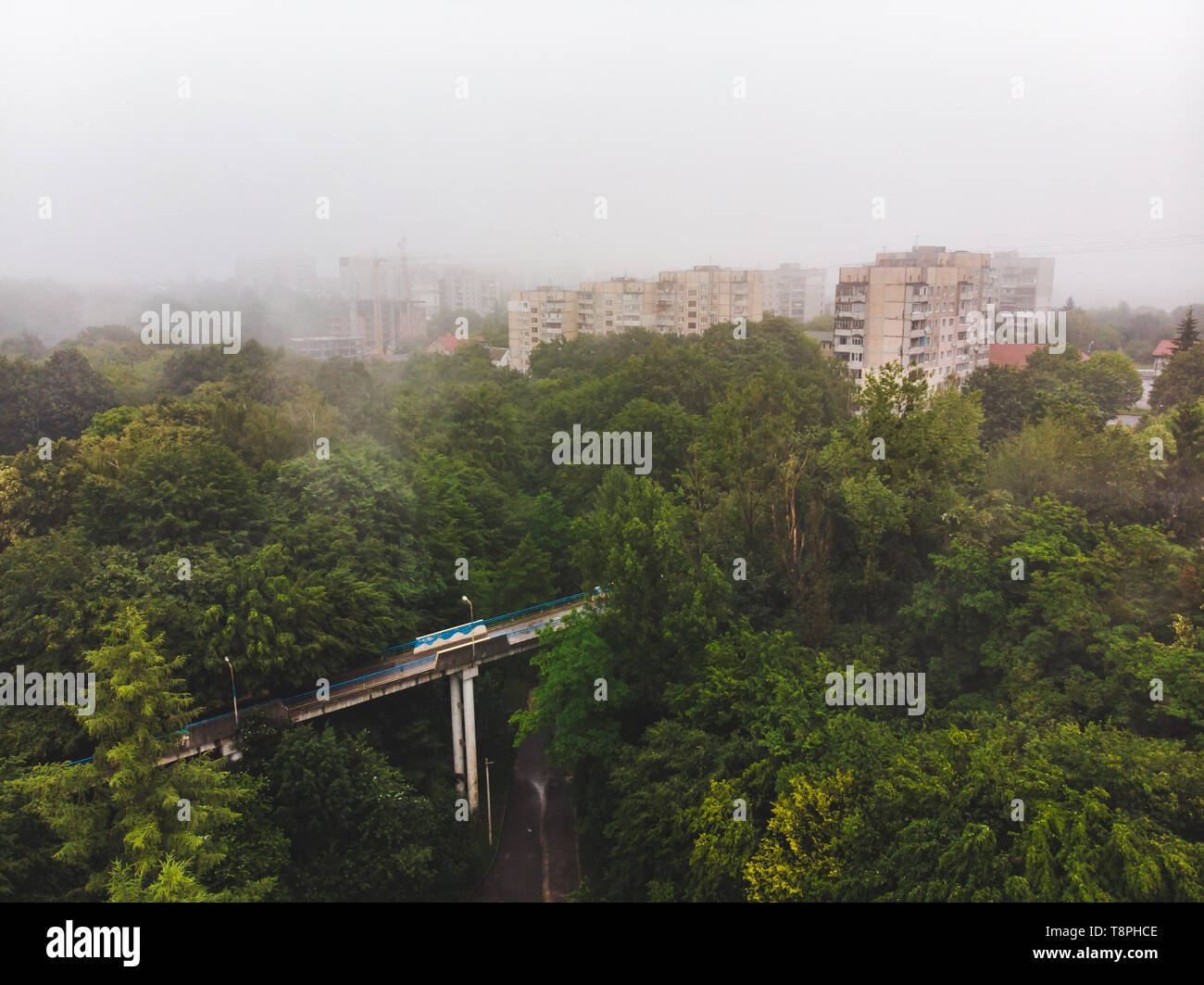 Vue aérienne de la ville en temps de brouillard nuages pluies d'été. Banque D'Images