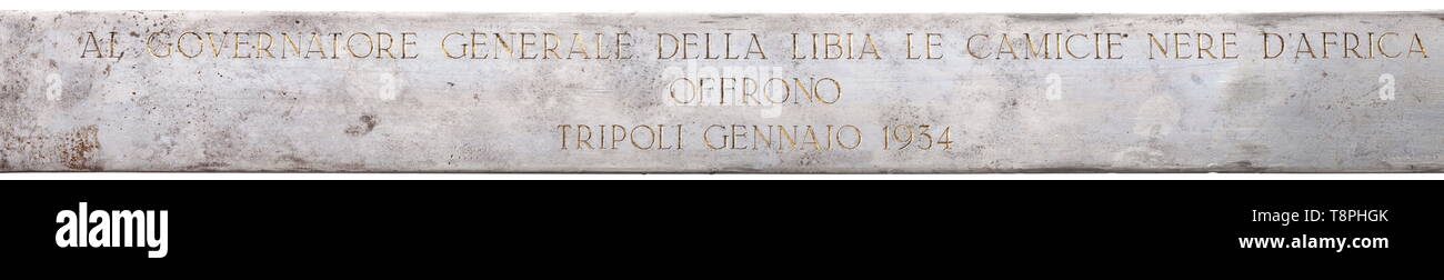 Le Maréchal de l'air Italo Balbo - un cadeau de l'épée Camicie Nere (Blackshirts) a fait dans le style d'un gladius romain de Pompéi type. La lame générale avec profondément gravé et doré dévouement 'Italo Balbo' et 'Al Governatore Generale della Libia le Camicie Nere D'Africa offrono Tripoli Gennaio 1934'. Le GILT eagle head grip de l'épée impériale romaine, appliqué à la croix en boîte-guard Savoie blanche assise sur fasces. Le fourreau couvert de cuir noir (pertes) liés avec des lacets, en laiton appliquée. Longueur 65 cm. La dorure en partie au-dessus-polies. Italo Balbo, 1896 - 1940, responsable de l'Editorial-Use , SEULE Banque D'Images