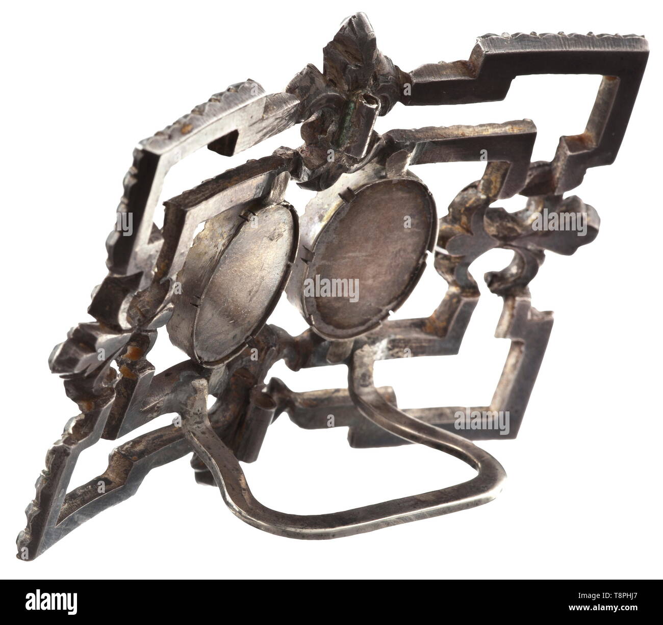 Une boucle de chaussure courtois français orné de portraits miniatures, vers 1780 argent boucle ajouré monté avec quatre fleurs de lys des ornements et incrusté sur le devant avec strass 146 dans un diamant cut. Au centre deux pans de portraits miniatures sur ivoire sous verre montrant Marie-antoinette et Louis XVI. Un support plus tard soudé sur l'arrière. Largeur 7,3 cm, poids 50,5 g. Un beau morceau d'importance historique., historique, historique du 18e siècle, Additional-Rights Clearance-Info-Not-Available- Banque D'Images