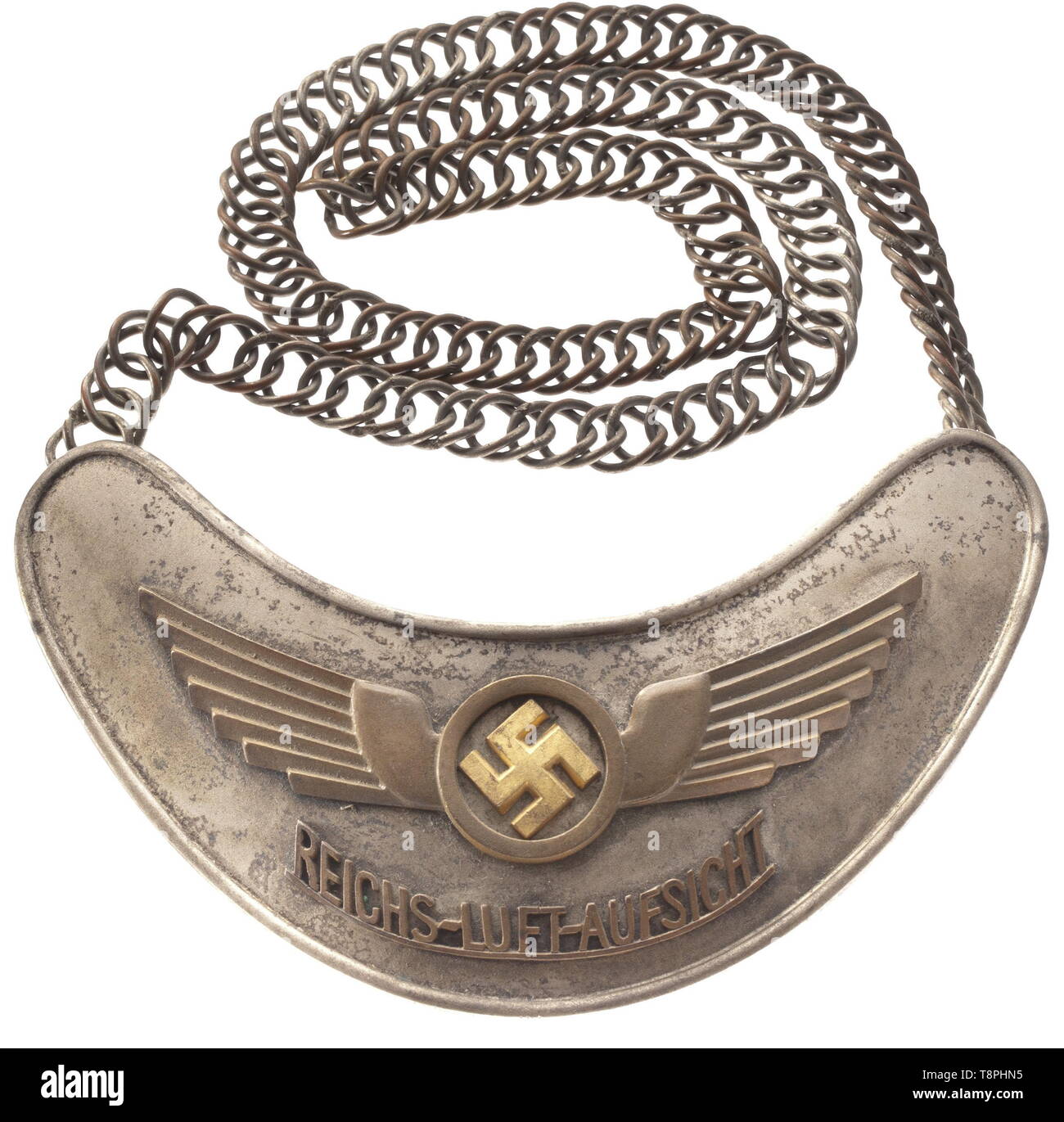 Un gorgerin pour les membres de l'Administration du trafic aérien Reich 1er modèle par C.E. Juncker, Berlin, en forme de rein bouclier argenté doré avec de l'appliqué et le lettrage. Doublure en cuir vert foncé, le policier qui boucle déployante avec bouilloire d'estampillage, nickelé chaîne. Dans l'obscurité. Soulevées en 1935 en tant que successeur du service de police de l'air, l'Reichs-Luft-Aufsicht (tr. L'Administration de la circulation aérienne du Reich) était officiellement responsable devant le Luftfahrtministerium (tr. Ministère de l'air) et de la prise en charge de la réglementation et le contrôle d'aéroports, historique historique., 20e siècle, Additional-Rights Clearance-Info-Not-Available- Banque D'Images