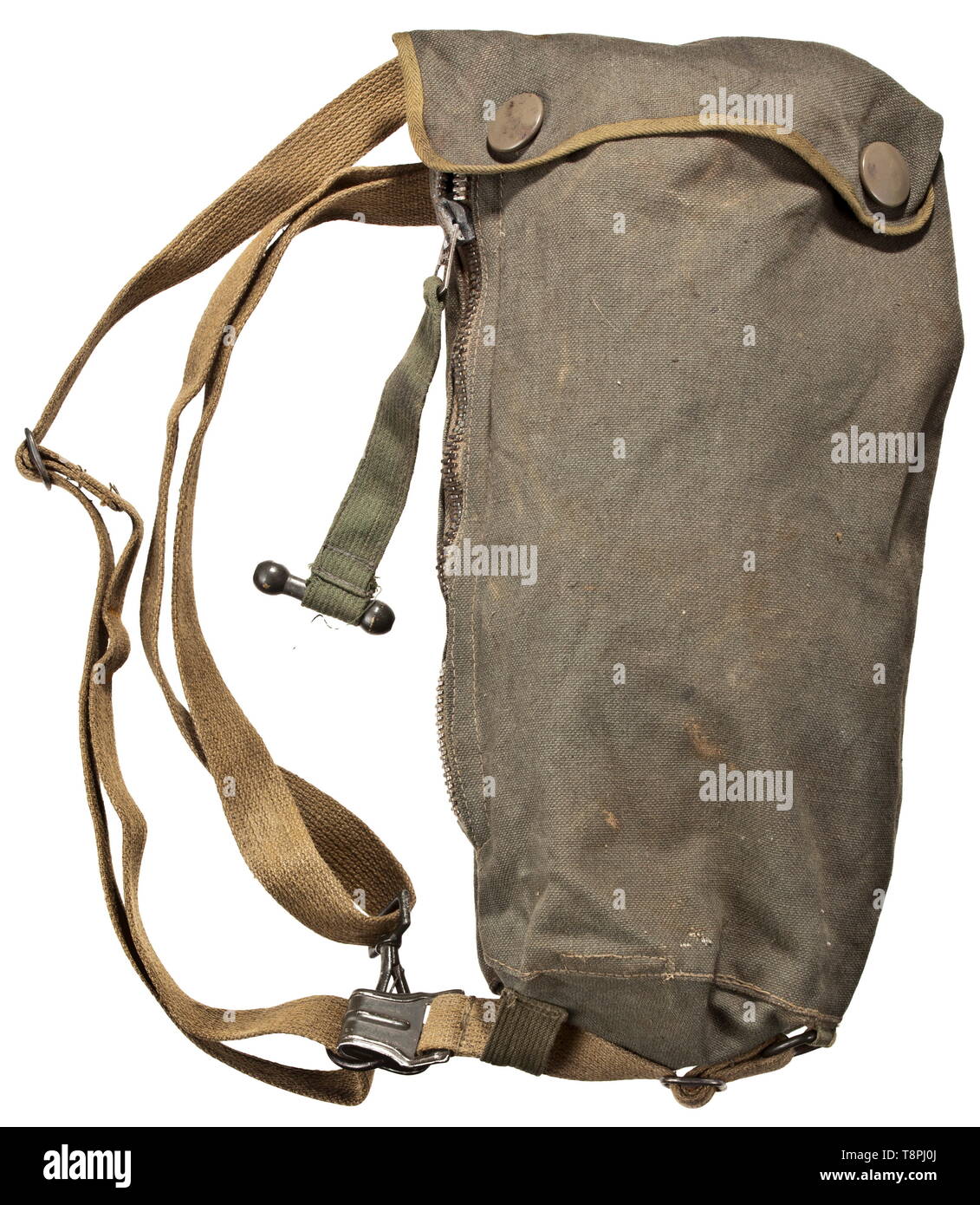 Un masque à gaz pour sac sans code ou parachutistes visible bouilloire Domaine-vert, fine, cousu méticuleusement , web material, l'inverse à l'intérieur avec compartiment pour les disques anti-buée, sous la bordure en cuir. Le couvercle avec grande PRYM pousser les boutons, fermeture éclair latérale, la diapositive signé 'Riachl' et prolongé par une sangle avec bascule en bois. De couleur kaki porter bretelles., historique, historique du 20e siècle, Editorial-Use-seulement Banque D'Images