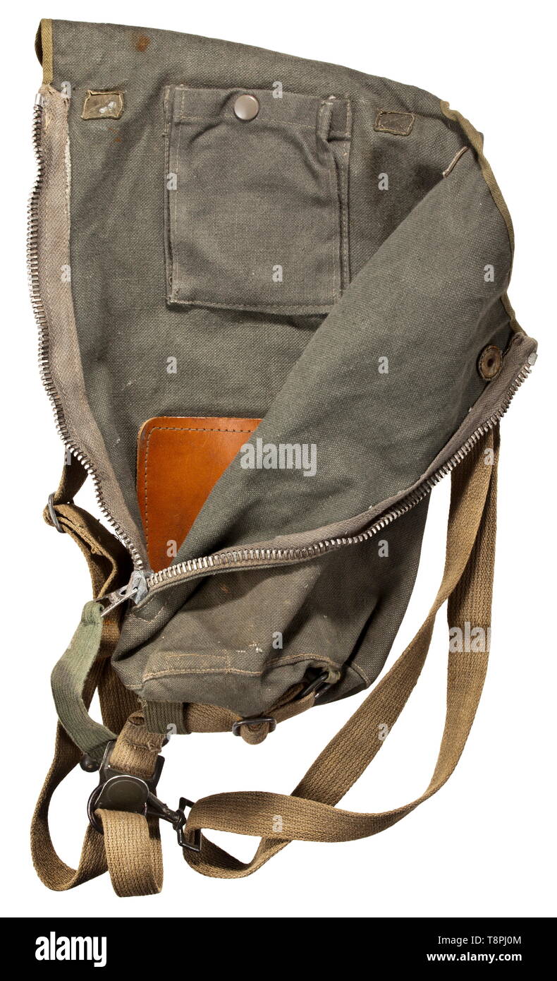 Un masque à gaz pour sac sans code ou parachutistes visible bouilloire Domaine-vert, fine, cousu méticuleusement , web material, l'inverse à l'intérieur avec compartiment pour les disques anti-buée, sous la bordure en cuir. Le couvercle avec grande PRYM pousser les boutons, fermeture éclair latérale, la diapositive signé 'Riachl' et prolongé par une sangle avec bascule en bois. De couleur kaki porter bretelles., historique, historique du 20e siècle, Editorial-Use-seulement Banque D'Images