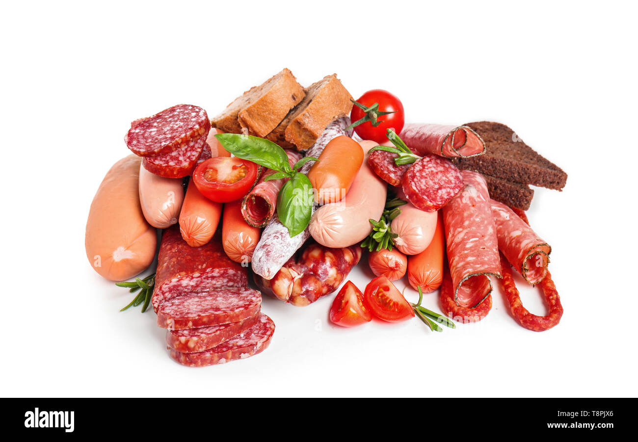 Différents types de saucisses sur fond blanc Banque D'Images