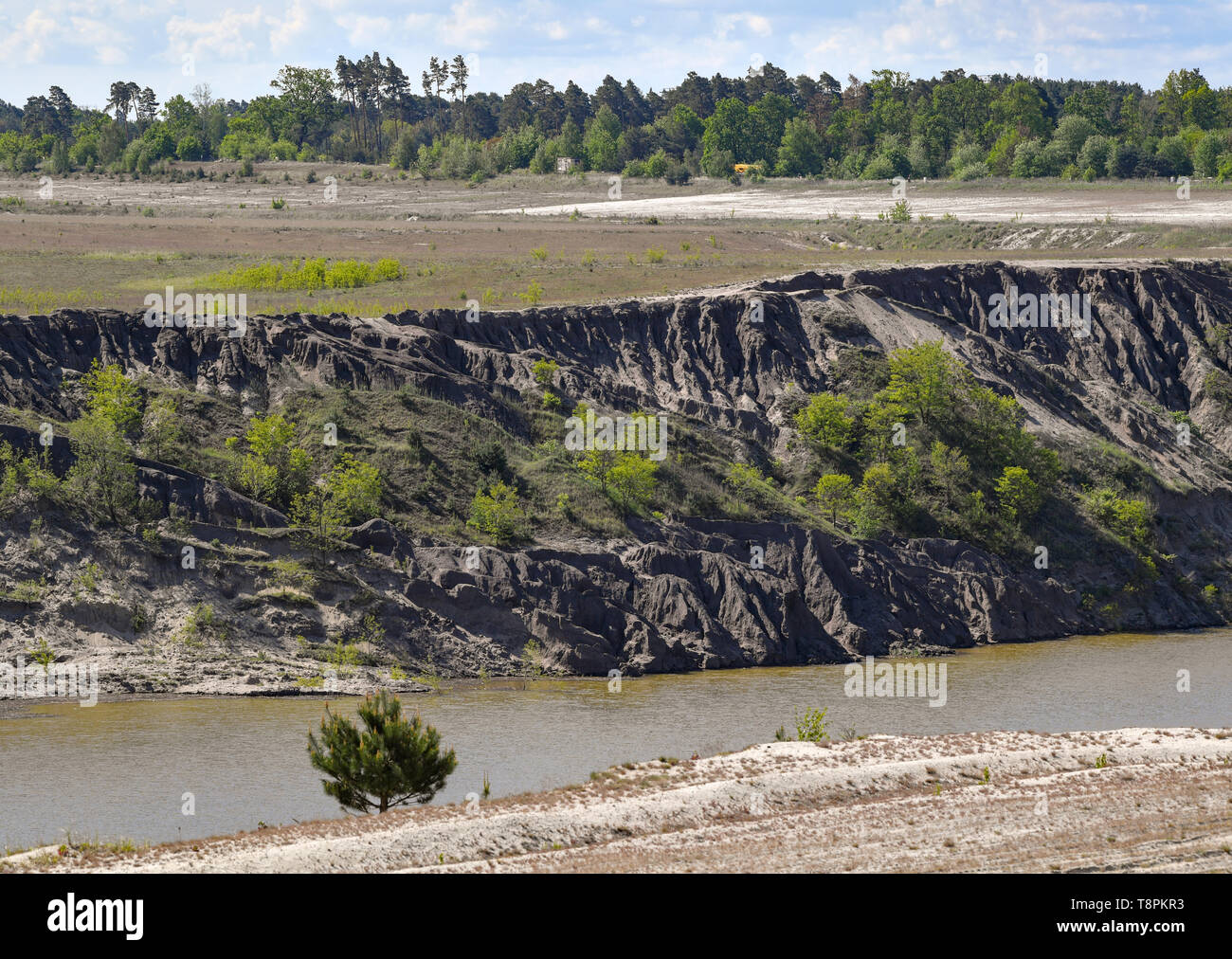 13 mai 2019, le Brandebourg, Cottbus : vue panoramique sur l'ancienne mine de lignite à ciel ouvert. Cottbus-Nord L'inondation de l'ancienne Cottbus-Nord mine à ciel ouvert a commencé à la mi-avril 2019. L'inondation de la fosse immense est de créer ce qu'on appelle la mer Baltique. Selon la compagnie d'énergie Lausitz Energie Bergbau AG (LEAG), l'opérateur, l'eau est de circuler de la Spree via l'Hammergraben dans la fosse à ciel ouvert - un total d'environ 45 millions de mètres cubes par an. L'immense lac artificiel aura une surface de l'eau de près de 19 kilomètres carrés. En 2025, selon l'eau LEAG, aura atteint le Banque D'Images