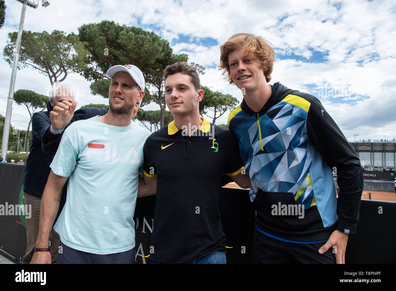 Athlète italien Filippo Tortu rencontrez Jannik pécheur avant sa session de formation pendant l'Internazionali BNL D'Italia Italian Open au Foro Italico, Rome, Italie, le 8 mai 2019. Photo par Giuseppe maffia. Banque D'Images