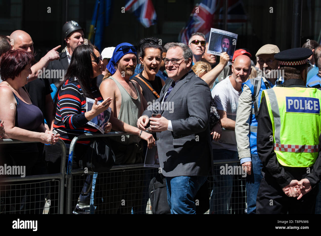 Londres, Royaume-Uni. 14 mai, 2019. Ezra Levant rejoint les partisans de Tommy Robinson à l'extérieur de l'Old Bailey avant de l'ex-leader de la Ligue de défense anglaise pour faire face à l'apparence d'une audience devant deux juges de la Haute Cour pour qu'une allégation d'outrage au tribunal. Credit : Mark Kerrison/Alamy Live News Banque D'Images