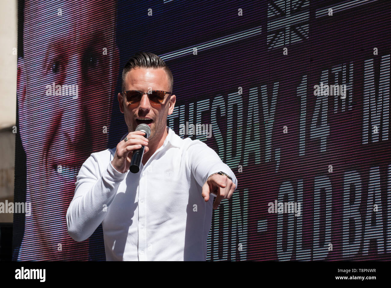 Londres, Royaume-Uni. 14 mai 2019. Danny Thomas, alias Danny Tommo, s'adresse aux partisans de l'ancien leader de la Ligue de défense anglaise Tommy Robinson avant la comparution de ce dernier au Old Bailey pour faire face à une audience devant deux juges de la haute Cour pour une allégation d'outrage au tribunal. Crédit : Mark Kerrison/Alamy Live News Banque D'Images