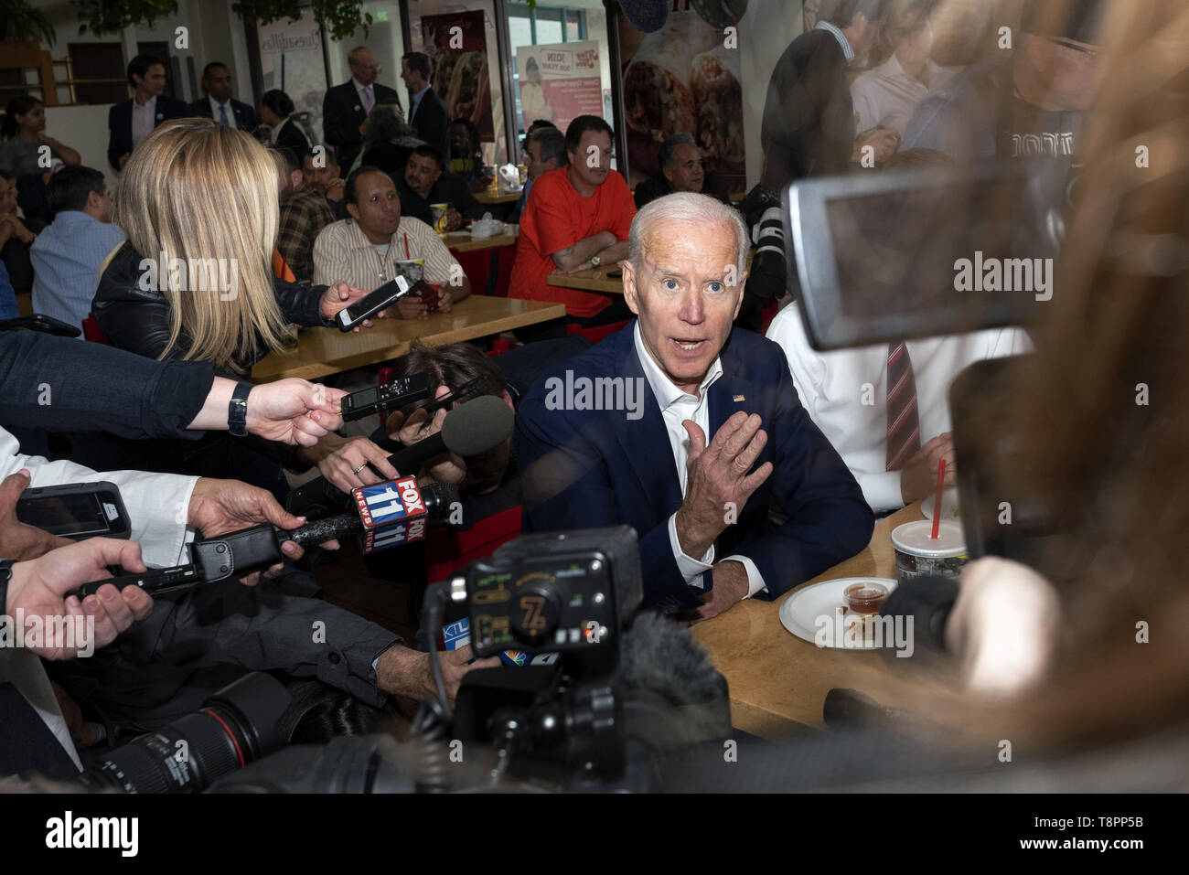 Los Angeles, CA, USA. 8 mai, 2019. L'ancien Vice-président et le candidat démocrate Joe Biden vu . parler aux médias dans une pizzeria à Los Angeles, Californie. Ronen Crédit : Tivony SOPA/Images/ZUMA/Alamy Fil Live News Banque D'Images