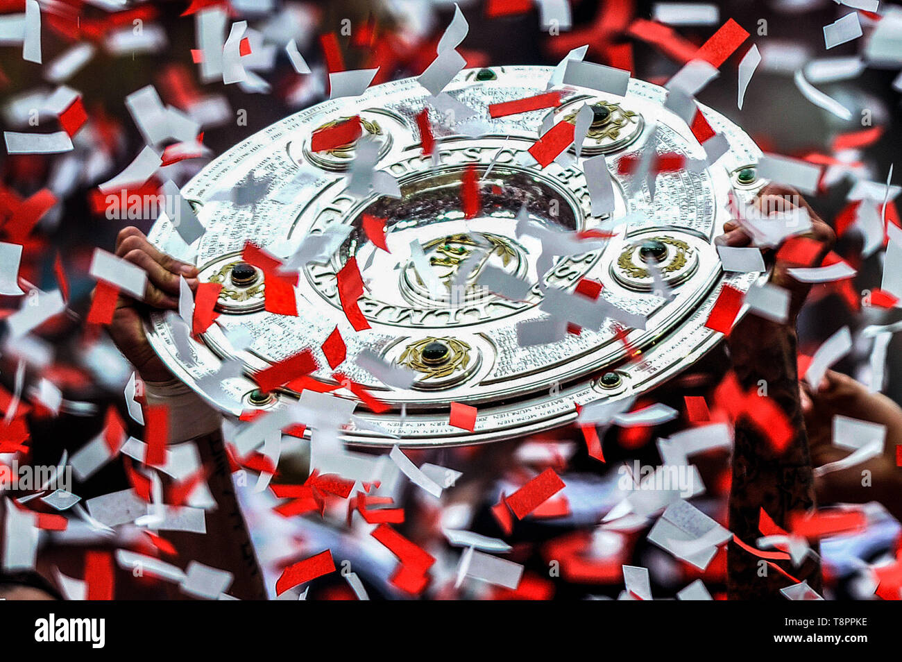 Bundesliga 2017-2018 Aperçu de la saison. De droit : général, photo symbolique, fonction, border, bol, bol de championnat dans la pluie de confettis, des mains. Cérémonie de la Victoire, rendre hommage. Soccer 1. Bundesliga, 33.journée, Bayern Munich (M) -FC Augsburg (A) 3-0. Championnat allemand, champion allemand, champion de football, coupe de championnat, maître cheers. Liga1, journée33, 2012/13, la saison sur 11.05.2013. ALLIANZAREN A. Â utilisée dans le monde entier Banque D'Images