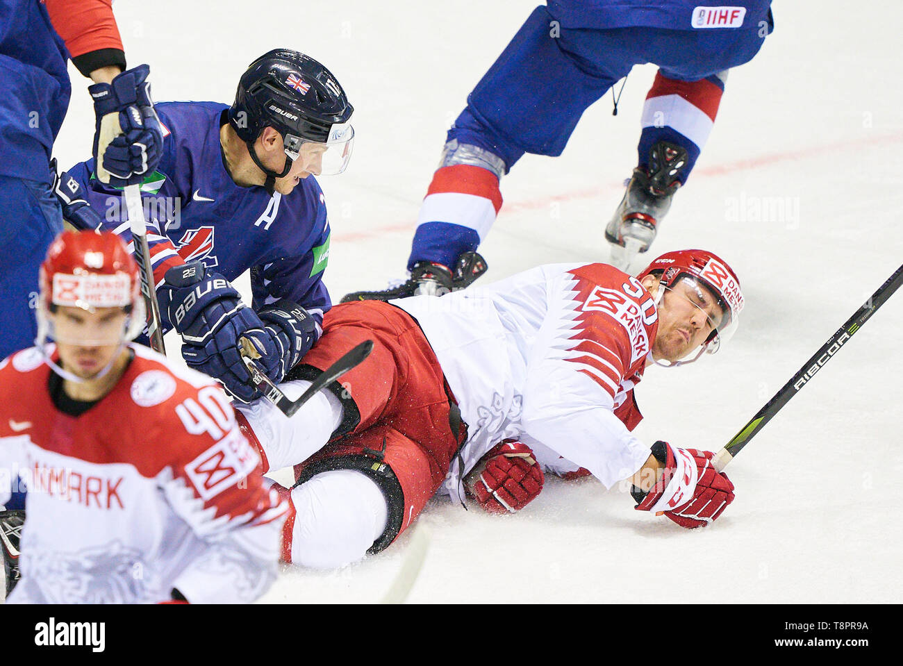 Kosice, Slovaquie. 14 mai, 2019. Mark Richardson, GBR 17 concurrence, lutte pour la rondelle contre Mathias BAU, DAN 50 Grande-bretagne - Danemark Groupe Préliminaire UN CHAMPIONNAT DU MONDE DE HOCKEY CHAMPIONSHIPS à Kosice, Slovakia, Slovaquie, 14 mai 2019, de la saison 2018/2019, photographe Crédit : Peter Schatz/Alamy Live News Banque D'Images