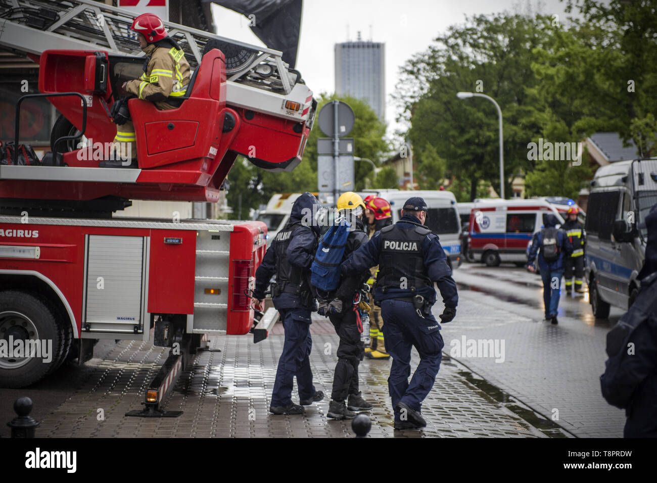 Varsovie, Mazowieckie, Pologne. 14 mai, 2019. Un militant de Greenpeace est considéré d'être arrêté par la police.Le siège de Droit et Justice (PiS) parti au pouvoir et la plate-forme civique (PO) a été recouverte d'une immense feuille noire avec l'inscription ''Pologne sans le charbon 2030'' par des militants de Greenpeace ont protesté contre la crise climatique en ignorant la plus grande partis polonais. Credit : Attila Husejnow SOPA/Images/ZUMA/Alamy Fil Live News Banque D'Images