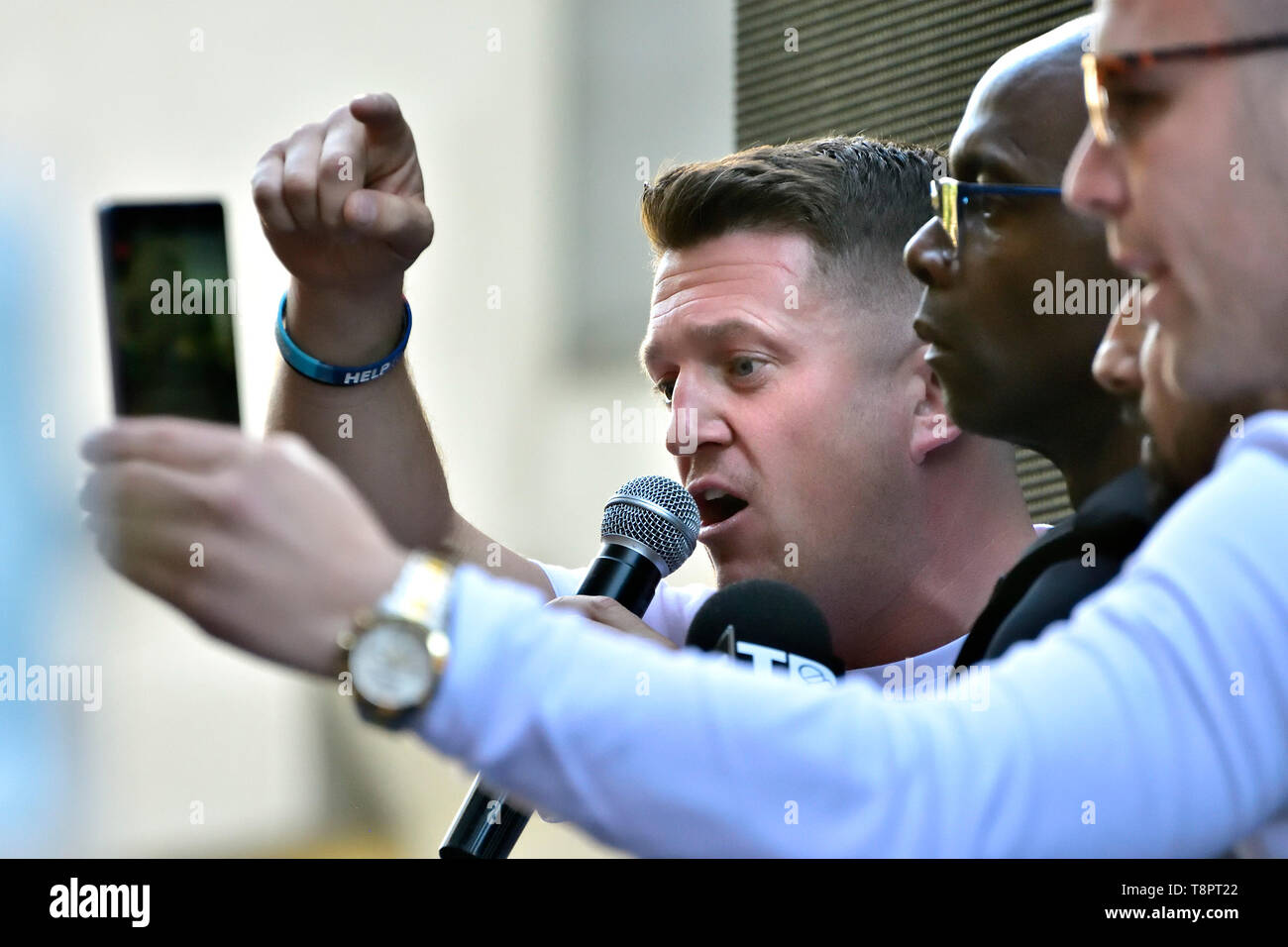 Tommy Robinson (Stephen) Yaxley-Lennon parle à une foule de ses partisans à l'extérieur de l'Old Bailey après avoir été informé qu'il devra faire face à un nouveau procès pour outrage au tribunal. Londres, Royaume-Uni. Le 14 mai 2019. Banque D'Images