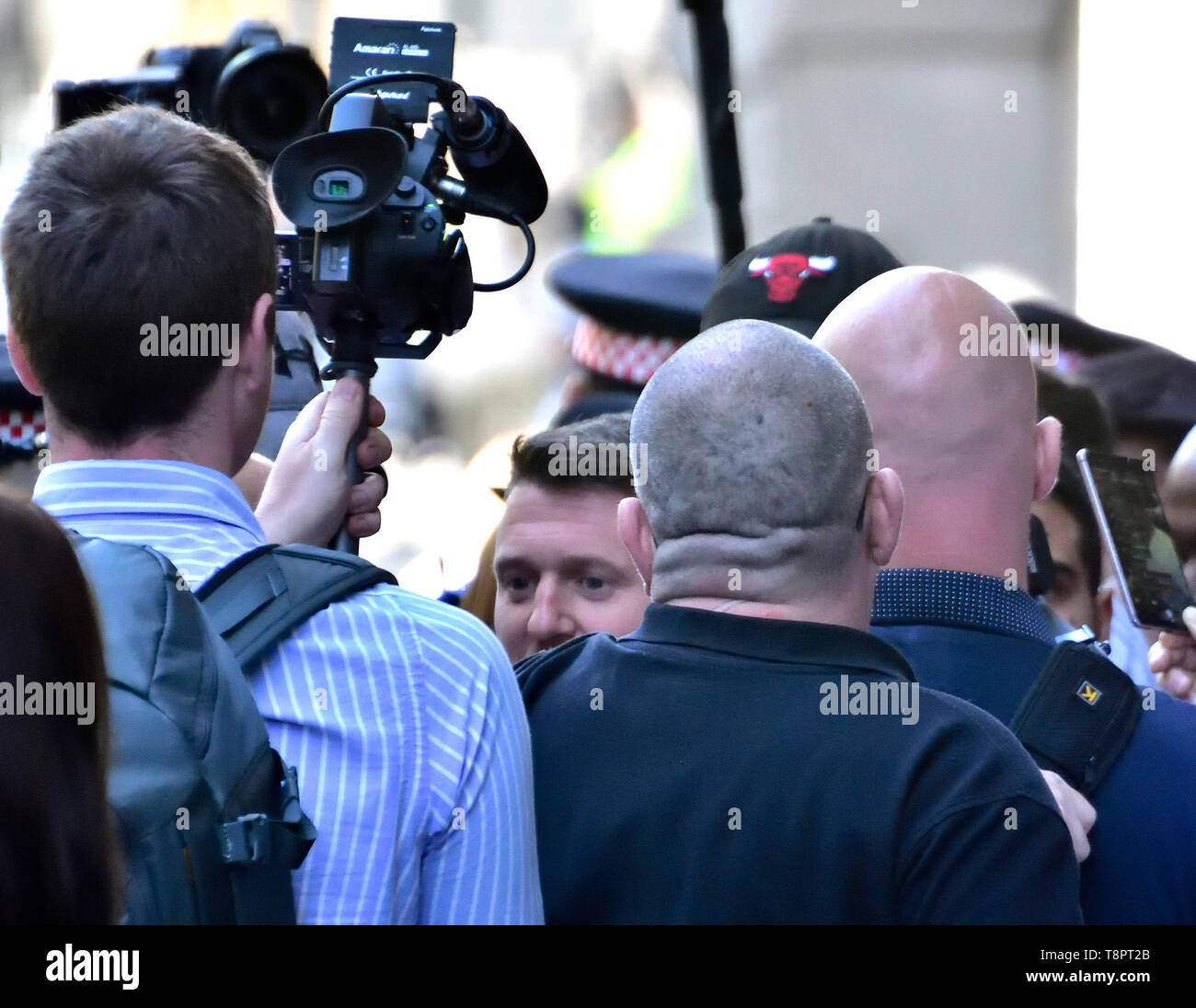 Tommy Robinson (Stephen) Yaxley-Lennon parle à une foule de ses partisans à l'extérieur de l'Old Bailey après avoir été informé qu'il devra faire face à un nouveau procès pour outrage au tribunal. Londres, Royaume-Uni. Le 14 mai 2019. Banque D'Images