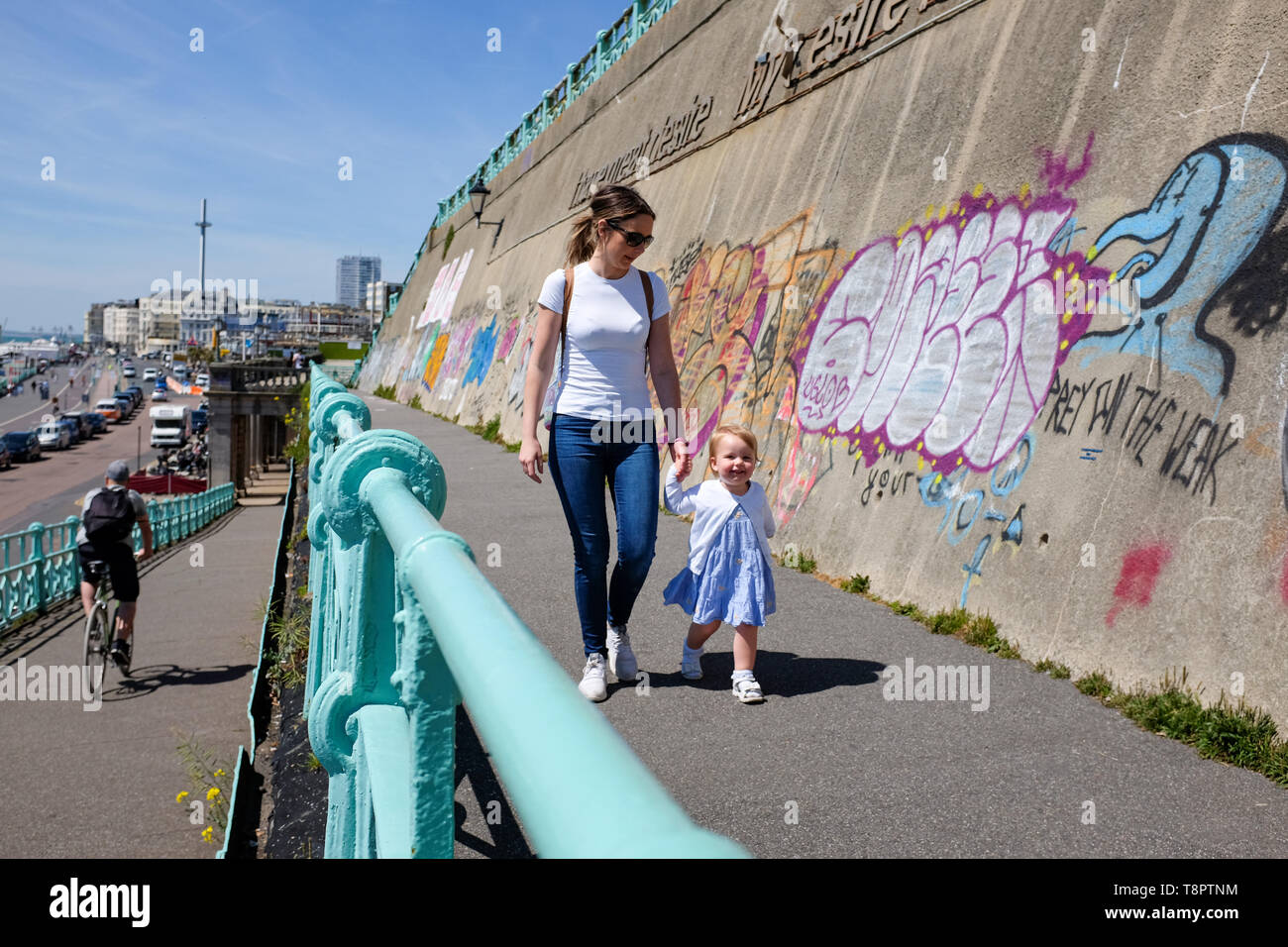 Brighton, UK. 14 mai, 2019. Une jeune mère et sa fille de 2 ans profitez d'une promenade le long du front de mer de Brighton sur une chaude journée ensoleillée avec des prévisions météorologiques pour les prochains jours en Grande-Bretagne . Crédit : Simon Dack/Alamy Live News Banque D'Images