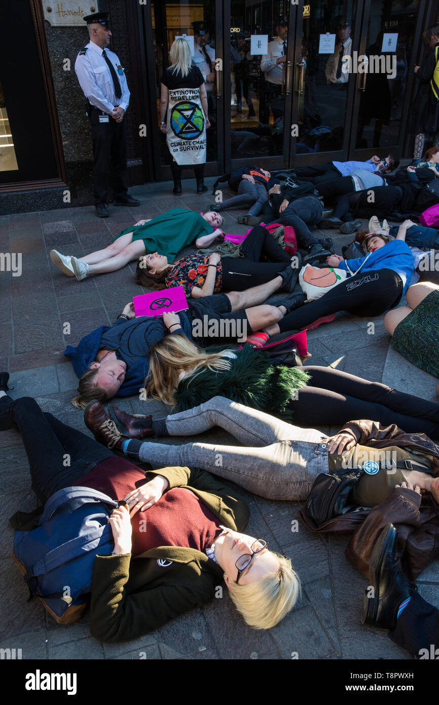 Londres, Royaume-Uni. 14 mai, 2019. Le changement climatique des militants d'extinction d'une étape de la rébellion dans l'emporte-pièce à l'extérieur de Harrods dans le cadre d'une protestation contre la mode non durable et rapide. Un petit nombre de militants a également réussi à tenir un die-in à l'intérieur du grand magasin en dépit de contrôles de sécurité supplémentaires à toutes les entrées. Credit : Mark Kerrison/Alamy Live News Banque D'Images