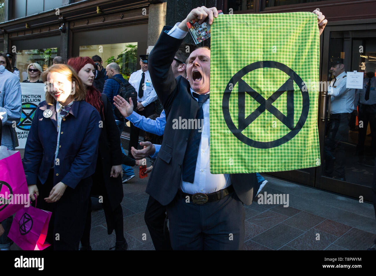 Londres, Royaume-Uni. 14 mai, 2019. Le changement climatique des militants d'extinction d'une étape de la rébellion dans l'emporte-pièce à l'extérieur de Harrods dans le cadre d'une protestation contre la mode non durable et rapide. Un petit nombre de militants a également réussi à tenir un die-in à l'intérieur du grand magasin en dépit de contrôles de sécurité supplémentaires à toutes les entrées. Credit : Mark Kerrison/Alamy Live News Banque D'Images