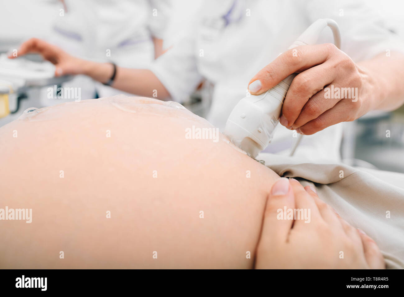 Woman sonogramme à la clinique. La grossesse échographie de l'estomac, close-up Banque D'Images