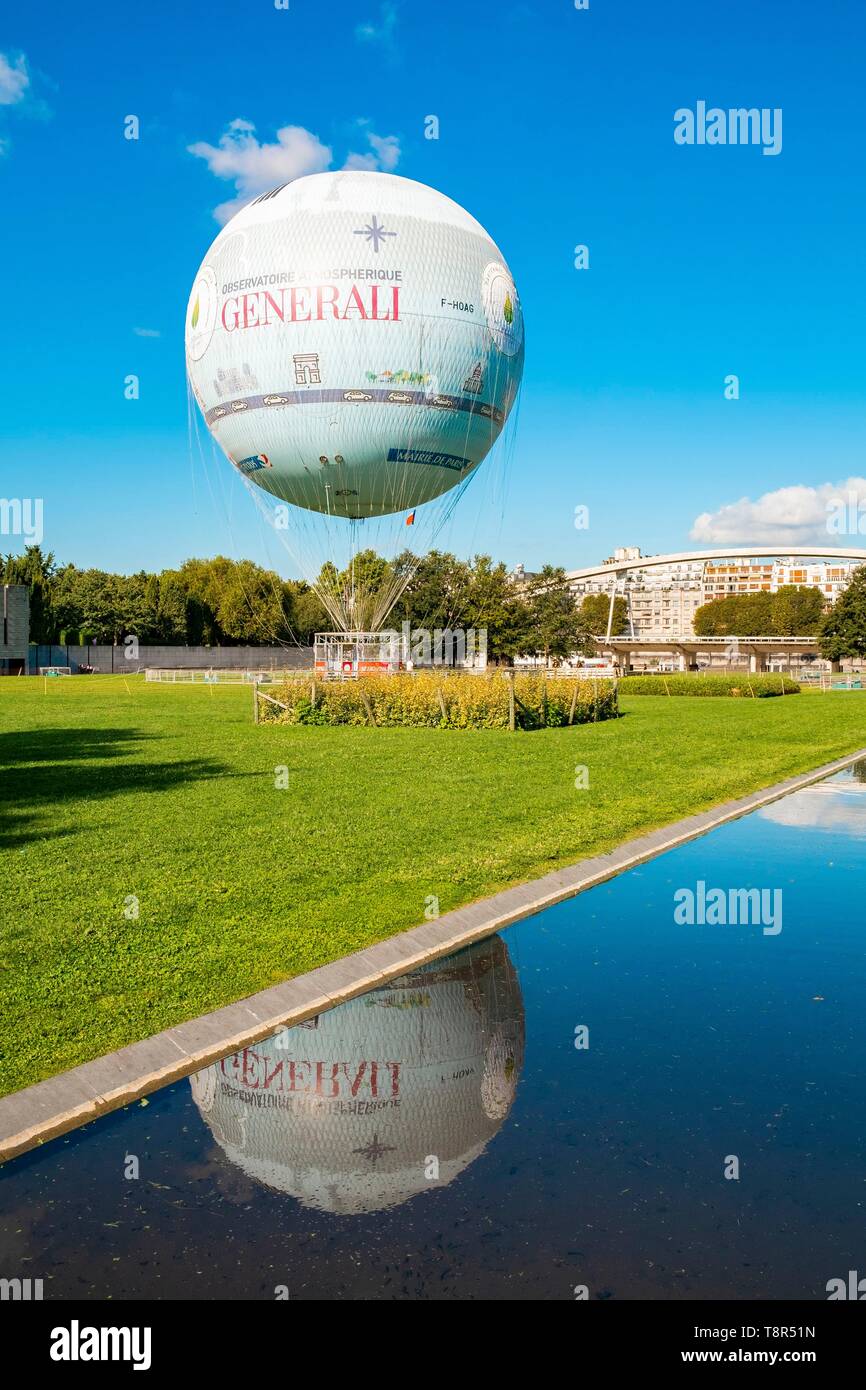 France, Paris, Parc André Citroën, le ballon captif permet une vue générale  de Paris Photo Stock - Alamy
