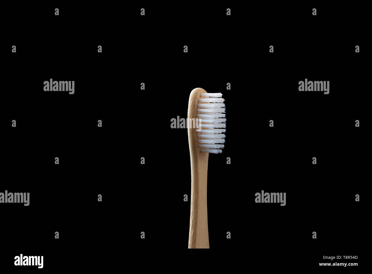Brosse à dents en bambou sur un fond noir. Produit d'hygiène écologique. Banque D'Images