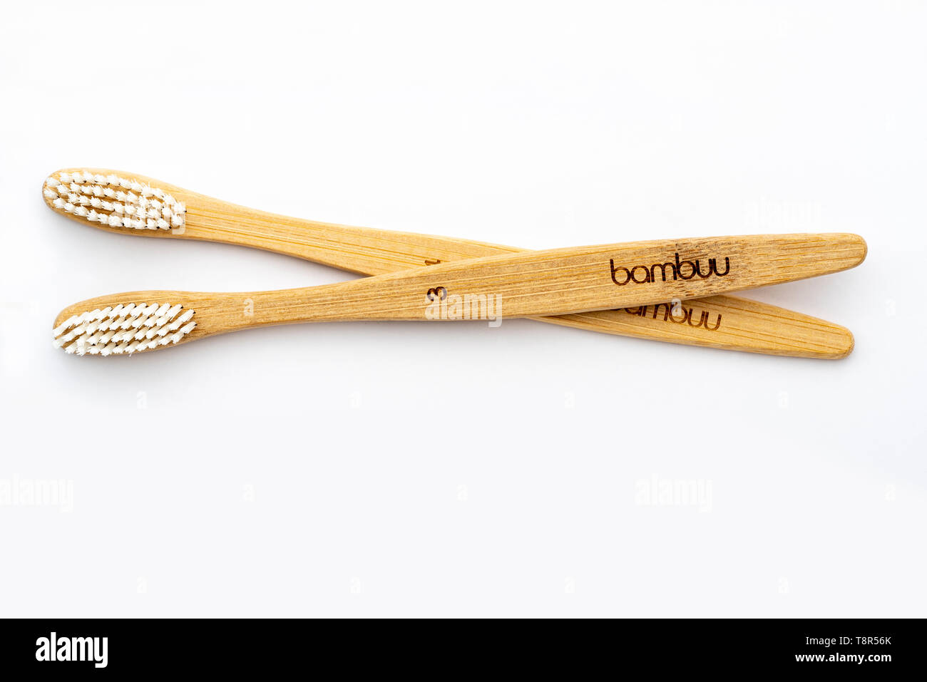 Paire de brosses à dents en bambou, sur un fond blanc. Produit d'hygiène écologique. Banque D'Images