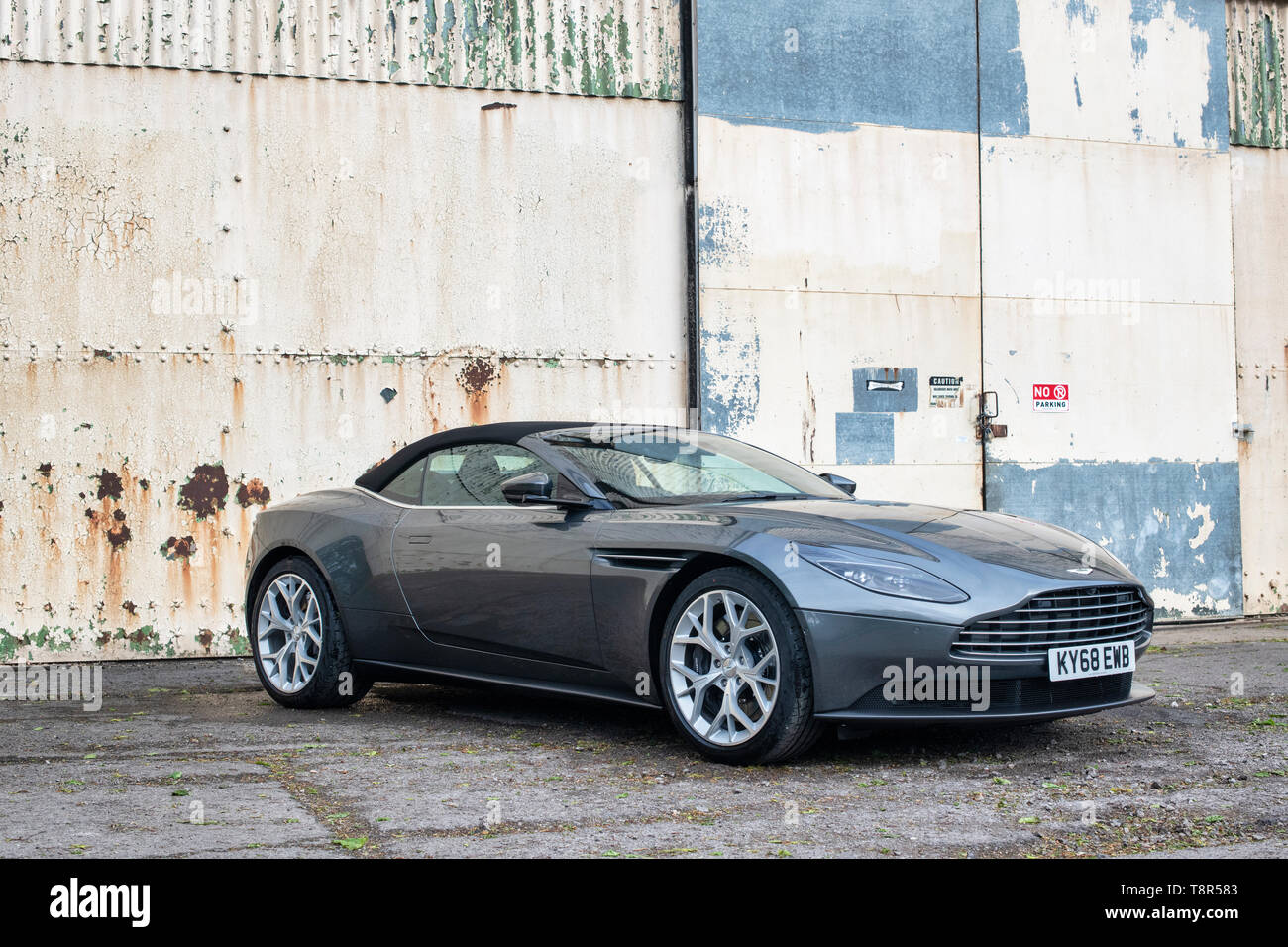 2018 Aston Martin DB11 Volante à Bicester Heritage Centre 'Drive il day'. Bicester, Oxfordshire, Angleterre Banque D'Images