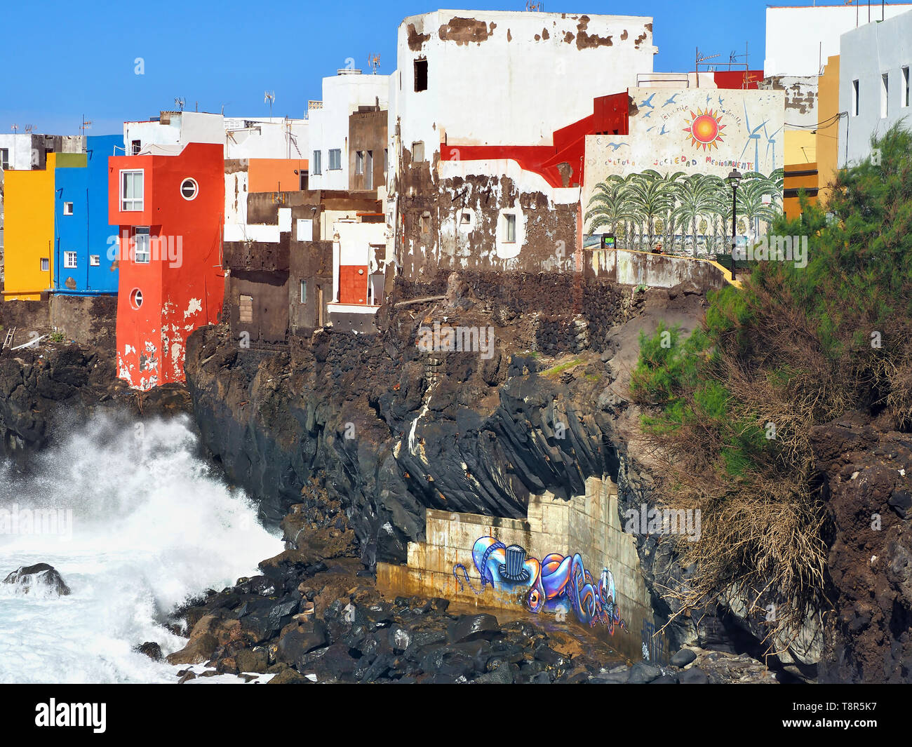 Vue de l'avaler, les village de pêcheurs de Punta Brava sur l'île de Tenerife. Colorée et spectaculaire, la maisons en forme de cube sont situés sur Banque D'Images