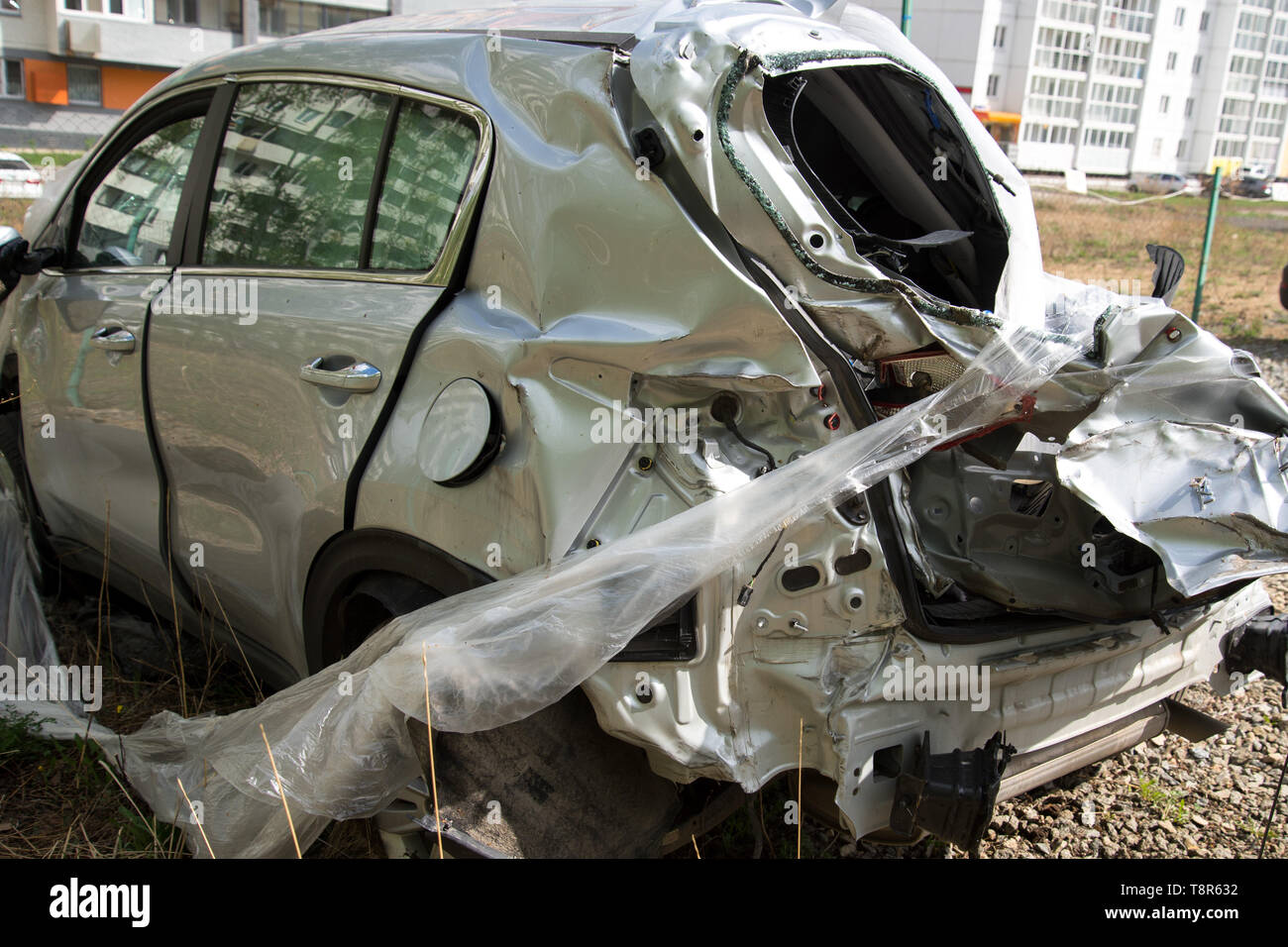 Après un accident de voiture dans le stationnement, de graves dommages à la voiture après l'accident, il est impossible de récupérer. Banque D'Images