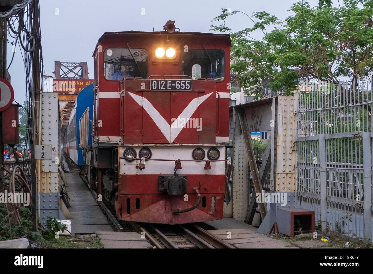 Vietnam, Delta du Fleuve Rouge, Hanoi, arrivée du train entre Hanoi et Haiphong, pont Long Bien anciennement Paul Doumer pont construit entre 1898 et 1902 au moment de l'Indochine française par l'entreprise Daydé et pille, société a acquis depuis par le groupe Eiffel, cette partie conduit à Hanoi Banque D'Images