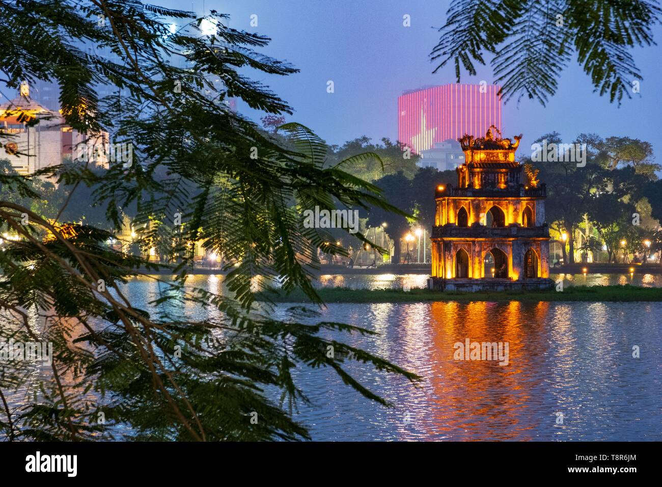 Vietnam, Hanoi, la vieille ville, le pont de Huc sur le lac Hoan Kiem (lac de l'Epée restituée) et la pagode Ngoc Son (temple de la montagne de jade) Banque D'Images