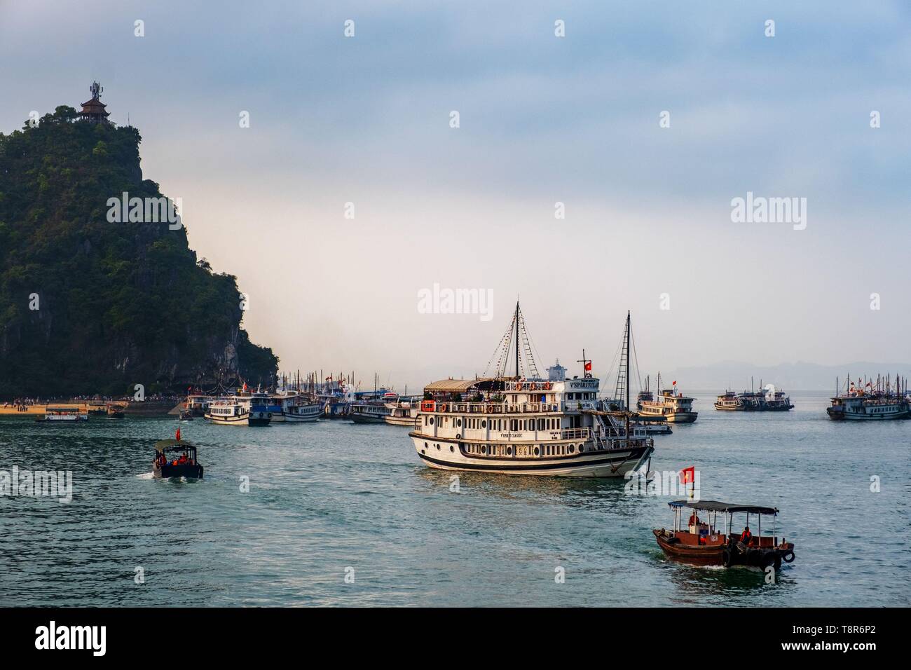Vietnam, golfe du Tonkin, la province de Quang Ninh, la baie d'Ha Long (Vinh Ha Long) inscrite au Patrimoine Mondial de l'UNESCO (1994), emblématiques de reliefs karstiques, les bateaux de croisière Banque D'Images