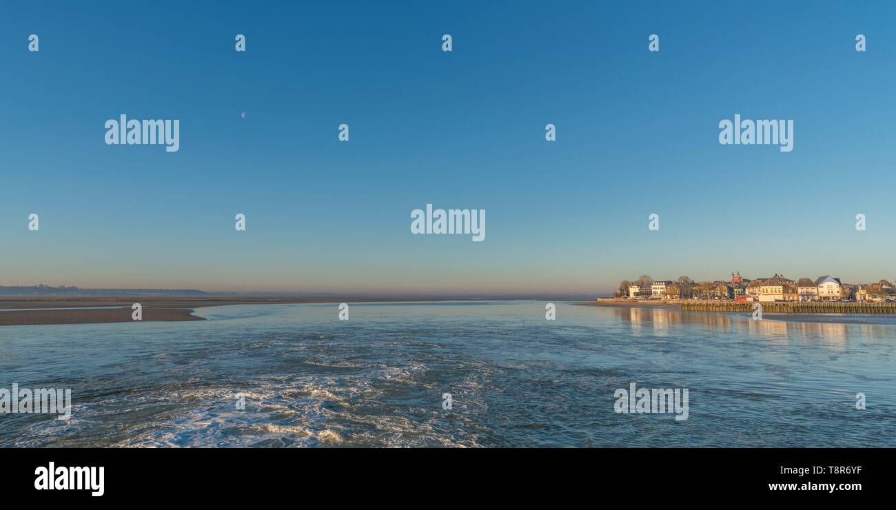 France, Picardie, Baie de Somme, Le Crotoy, l'hiver, le Crotoy vu de l'étang, la chasse tourne au premier plan sont dus à l'eau qui jaillit des écluses pour chasser les dépôts de sédiment et de lutte contre l'ensablement de la baie Banque D'Images