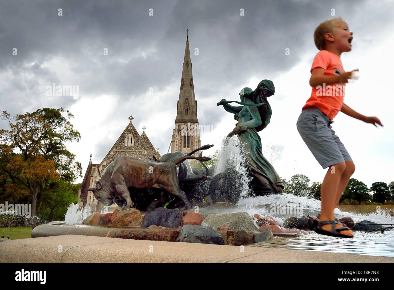 Le Danemark, la Nouvelle-Zélande, Copenhague, la Fontaine Gefion (Gefionspringvandet) qui représente un groupe d'animaux dirigés par la déesse Gefjon, dans l'arrière-plan de l'église Saint-Alban Banque D'Images