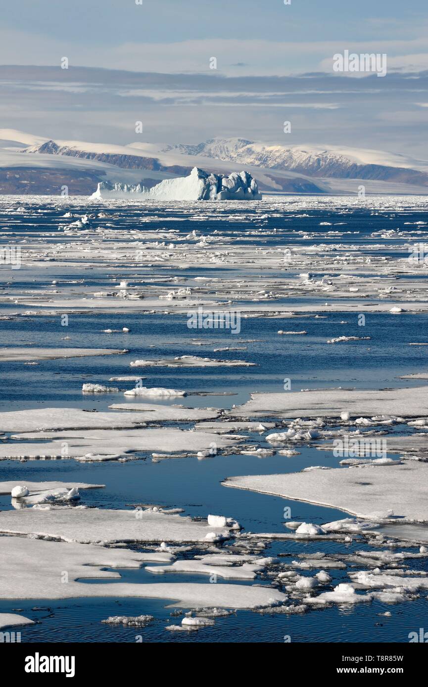 Le Groenland, côte nord-ouest, le détroit de Smith au nord de la baie de Baffin, morceaux de glace de la mer arctique et iceberg géant à l'arrière-plan vers la côte de l'île d'Ellesmere Banque D'Images