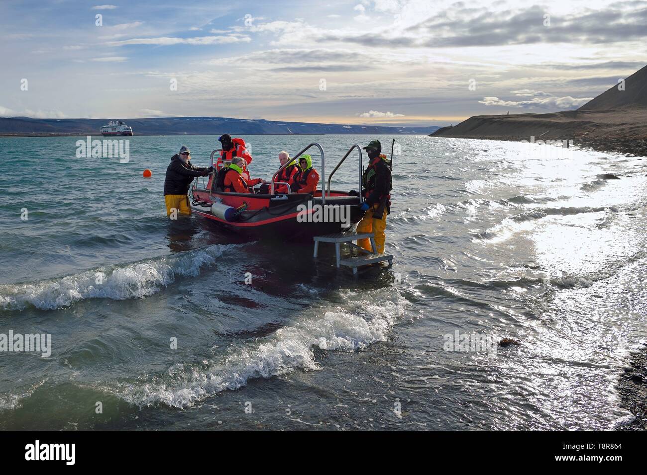 Le Groenland, côte ouest, North Star Bay, Wolstenholme fjord, Dundas (Thulé), l'atterrissage sur la plage dans PolarCirkel voile de passagers de l'Hurtigruten MS Fram, navire de croisière Banque D'Images