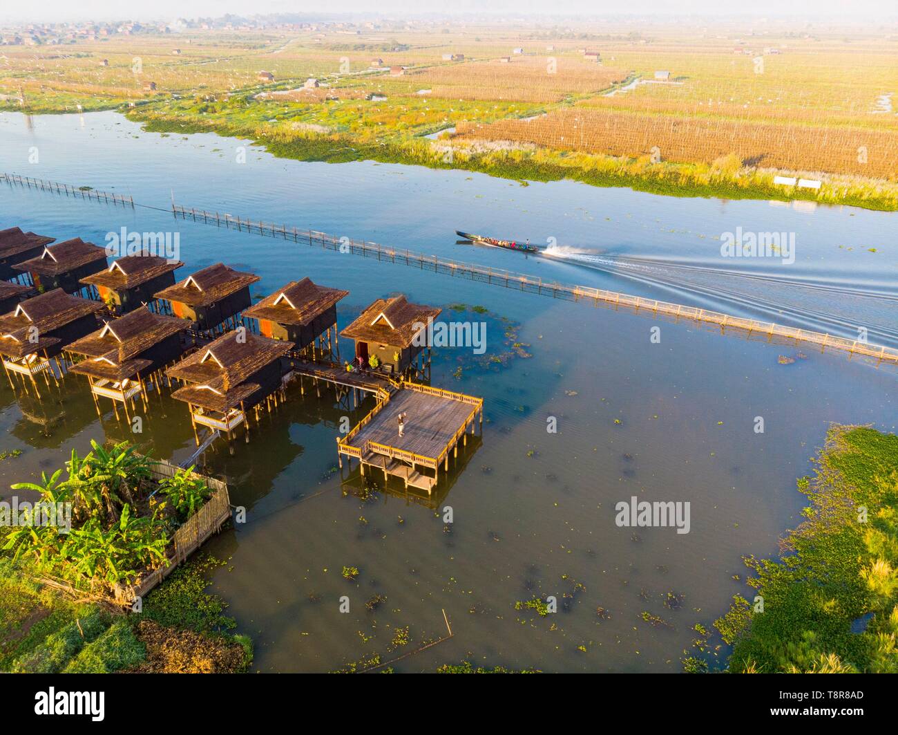 Myanmar (Birmanie), l'État Shan, au Lac Inle, Kela jardins flottants et la Paramount Inle hôtel avec bungalows sur pilotis (vue aérienne) Banque D'Images