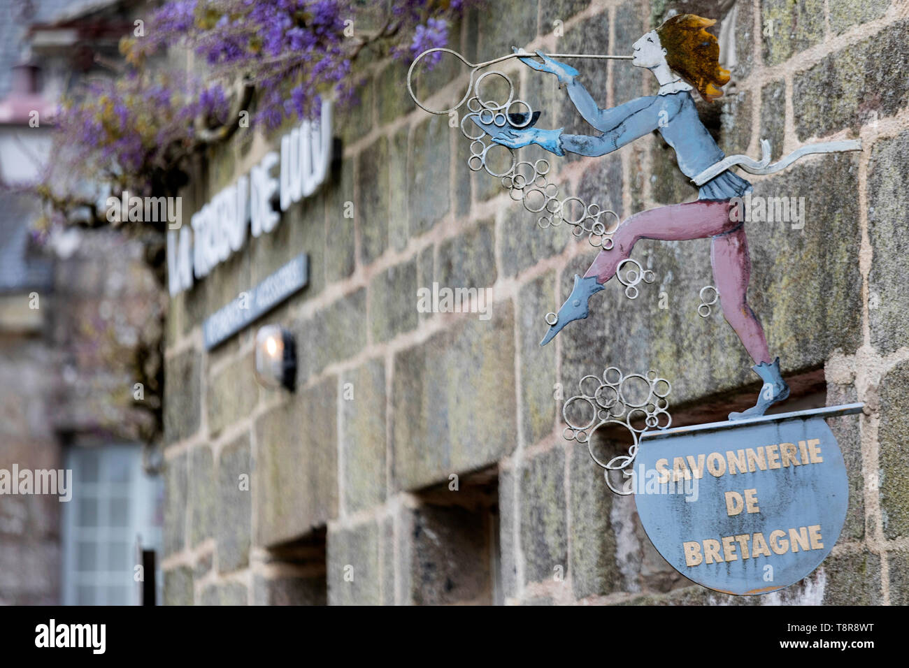 Cute metal figure faisant des bulles sur l'enseigne d'une boutique sur préservé village médiéval de Locronan en Bretagne, Francestone maisons. Finistère Banque D'Images