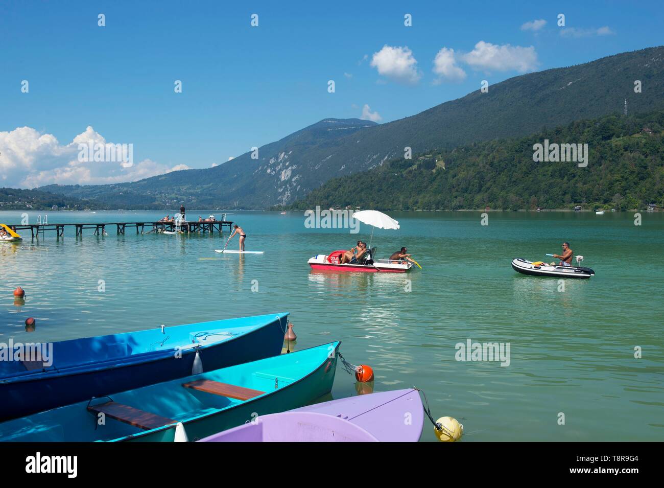 France, Savoie, Le Lac d'Aiguebelette, la plage de l'hôtel Sirens près de  Lépin le lac et la montagne de l'Epine Photo Stock - Alamy